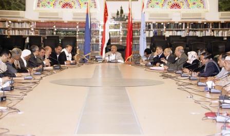 رئيس الجمهورية لدى ترؤسه اجتماع مشترك للجنة العامة وعدد من قيادات الدولة أمس